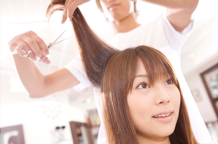 髪を切る女性